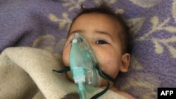 یک کودک سوری که گفته می‌شود در پی انفجارهای شیمیایی در خان شیخون مسموم شده‌است