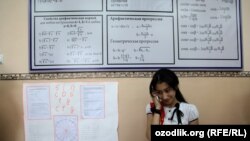 Özbegistanyň orta mekdebinde okuwçy gyz mobil telefon arkaly gürleşýär, 27-nji maý, 2012-nji ýyl.