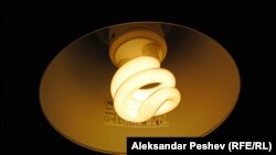 Раніше українські побутові споживачі оплачували перші 100 кВт-год електроенергії за ціною 90 копійок за кіловат-годину, та 1 грн 68 коп за решту обсягу споживання за місяць