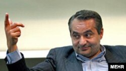 حسین موسویان با قرار وثيقه دويست ميليون تومانی آزاد است.