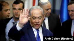 بنیامین نتانیاهو در سه پرونده با اتهام‌های فساد، رشوه‌خواری و خیانت در امانت درگیر است.