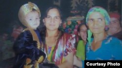 Аз рост: Қурбоной Ҷӯрахонова ва Сурайё Сафарова бо писараш.