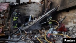 Рятувальники працюють на місці російського удару в Херсоні, Україна, 27 грудня 2023 року