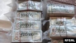 Таңгакталган акчанын сүрөтү.