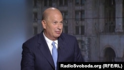 گوردون ساندلند، سفیر ایالات متحده در اتحادیه اروپا، قرار بود روز سه‌شنبه ۱۶ جهت ادای شهادت در مجلس نمایندگان حضور یابد.