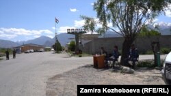 Въезд в анклав Ворух.