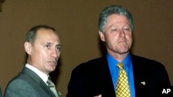 Владимир Путин (слева) и Билл Клинтон во время очередной встречи в Брунее, 15 ноября 2000 года