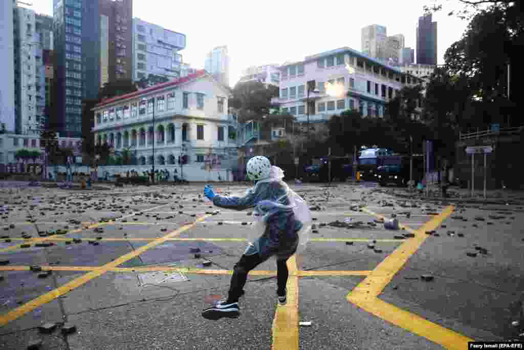 Продемократичний протестувальник під час сутичок з поліцією біля Гонконгського політехнічного університету, 17 листопада 2019 року