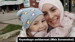 Крымская мусульманка Латифа (Нина) Малахова с дочкой Мелиссой после освобождения из российской колонии, октябрь 2025 года