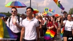 Grupurile pentru drepturile omului spun că Ungaria „legiferează frica” printr-o nouă interdicție privind exprimarea suportului pentru comunitatea LGBTQ. Protestatarii spun că nu vor fi marginalizați.
