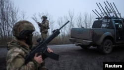 Українські військовослужбовці спостерігають за російськими бойовими безпілотниками в небі, Донецька область
