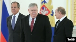 ولادیمیر پوتین رئیس جمهور روسیه(راست)، جان تفت سفیر آمریکا در مسکو و سرگئی لاوروف وزیر خارجه روسیه
