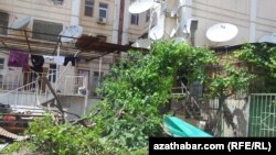 Aşgabatda köp gatly jaýlara sepleşdirilip gurlan goşmaça otaglar ýykylýar. 2016 ý. (Illýustrasiýa suraty)