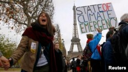 Дэманстрацыя ў Парыжы каля Эйфэлевай вежы 12 сьнежня. Напіс на плякаце «Надзвычайнае кліматычнае становішча».