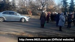 Жителі Макіївки перегородили дорогу з вимогою видати талони на безкоштовну їжу