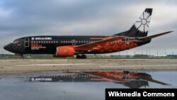 Boeing 737-300 „Белавія“ з рэклямаю кампутарнай гульні