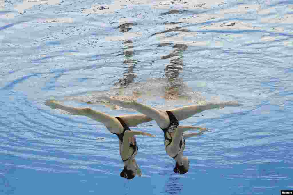 Марта Федина и Анастасия Савчук из Украины во время выступления на Олимпийских играх. Художественное плавание, техническая программа для женских дуэтов, предварительный раунд. Токио, 3 августа 2021