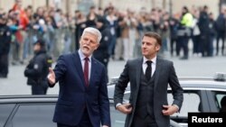 Эманюэль Макрон (справа) падчас сустрэчы з прэзыдэнтам Чэхіі Пэтрам Павэлам. 5 сакавіка 2024 году.
