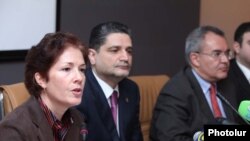 Премьер-министр Армении Тигран Саргсян и посол США в Армении Мари Йовович принимают участие в обсуждениях, посвященных армяно-турецким отношениям, Ереван, 12 февраля 2010 г.  