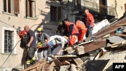 Рятувальники працюють на місці завалів у місті Аматріче, 24 серпня 2016 року