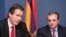 Замглавы МИД Армении Зограб Мнацаканян (справа) и представитель генерального директората по внешним отношениям ЕС Гуннар Виганд на пресс-конференции, Ереван, 26 октября 2011 г.
