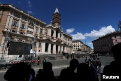 Ljudi su se okupili ispred crkve Svete Marije Velike gdje će papa Franjo biti sahranjen, Rim, 26. april 2025.