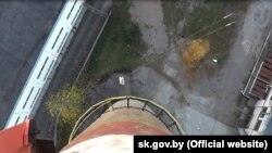 Скрыншот відэа сьледчага экспэрымэнту па справе аб сьмерці роўпджампэра ў Соснах