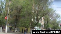 Вид на улицу Айтеке би в Актобе рядом с местом взрыва бомбы. На дальнем плане видны полицейские, которые наблюдают за обстановкой. 17 мая 2011 года.