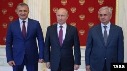 Владимир Путин заверил абхазского и югоосетинского лидеров в незыблемости российской поддержки