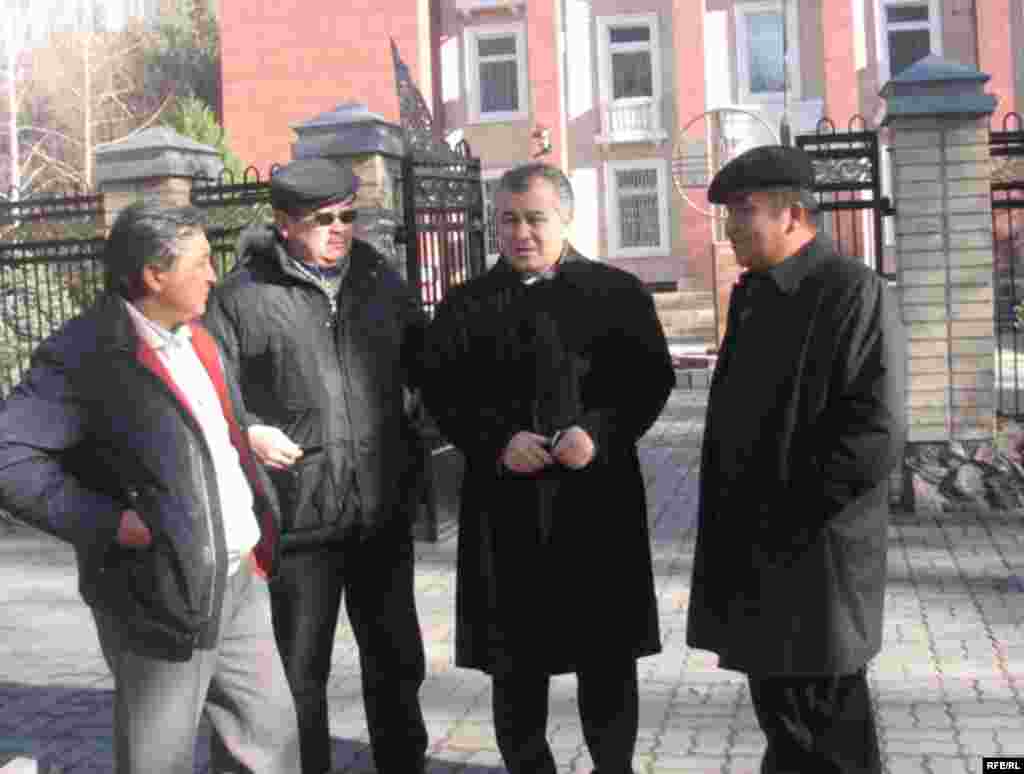 Кыргызстан -- &quot;Ата Мекен&quot; партиясынын төрагасы Ө. Текебаев орун басарлары Б. Шерниязов, Д. Чотонов менен Конституциялык соттун жанында. 19-ноябрь, 2009-жыл.