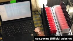 Правоохоронці вилучили комп’ютери зі спеціалізованим програмним забезпеченням, телекомунікаційне обладнання та понад 3 тисячі сім-карток