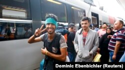 Германияга жөнөп жатканына сүйүнүп турган мигранттар. Австрия, Вена, 5-сентябрь, 