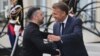 Напередодні Зеленський (ліворуч) повідомив, що рух України до Євросоюзу був однією з тем його розмови з президентом Франції Еммануелем Макроном