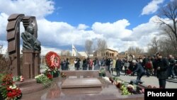 Սերժ Սարգսյանը Կոմիտասի անվան պանթեոնում ծաղիկներ է դնում Անդրանիկ Մարգարյանի գերեզմանին