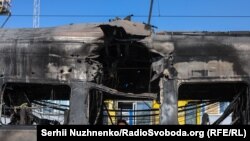 Наслідки однієї з попередніх атак РФ по залізничній інфраструктурі України, фото з Києва, кінець серпня 2025 року