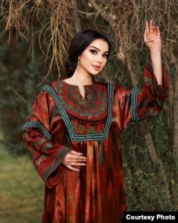 Модель в платье из новой коллекции Хуршеда Сатторова, которое выполнено из натурального шёлка ручной работы