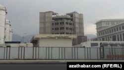 Gurluşykçylaryň sözlerinden çen tutulsa, bina sökülip, dolulygyna ýumrulmaly.