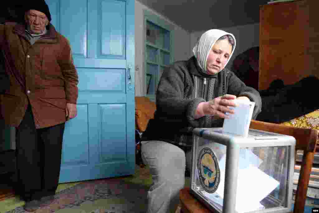 Үйүнөн добуш берип жактан аял. Беш-Күнгөй айылы, Чүй облусу. 10-декабрь,