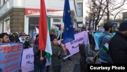 Як маъракаи эътирози паноҳандагони тоҷик дар Олмон. Акс аз соли 2018