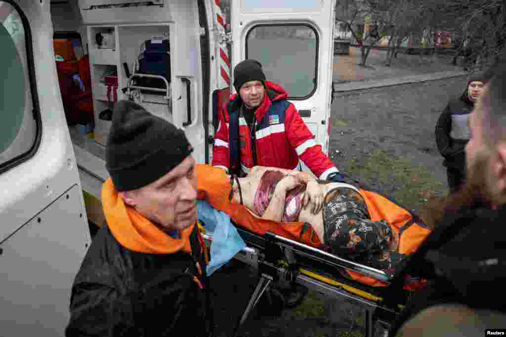 Медики і рятувальники рятують постраждалих, Київ, 7 лютого 2024 року. Загалом у шести регіонах у результаті російської ракетної атаки на Україну 7 лютого загинули щонайменше 5 людей, десятки зазнали поранень, кажуть у МВС.