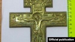 Ўзбекистон фуқаросидан Тула божхонасида мусодара қилинган ноёб буюмлар орасида мана шу хоч ҳам бўлган.