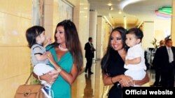 Мехрибан Алиева с внуками и дочерью Лейлой, Баку, 20 июля 2010