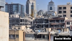 یک ساختمان آسیب‌دیده در تهران بر اثر حملات هوایی روز دوم تیر اسرائیل