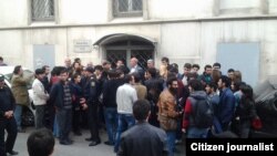 У здания Бакинского суда по тяжким преступлениям по делу активистов движения NIDA.  5 ноября 2013.