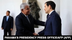Марко Рубио (справа) с президентом Панамы.
