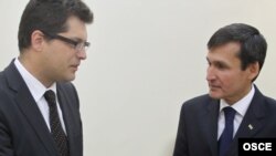 Ilçi Ý.Lanerçiç (çepde) we Türkmenistanyň daşary işler ministri R.Meredow, 17-nji iýun, 2010-njy ýyl.