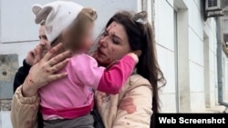 Ця мама прикрила дитину собою, коли російська ракета влучила у середмістя Сум у Вербну неділю. 13 квітня 2025 року 