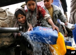 Жўмракдан сув олиш учун навбат талаш (архив).