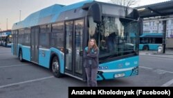 Щодня українка возить пасажирів за різними маршрутами