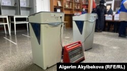 Сүрөттө: Талас шаарындагы шайлоо участогунда сууктан иштебей калган үкөк. 10-январь, 2021-жыл.